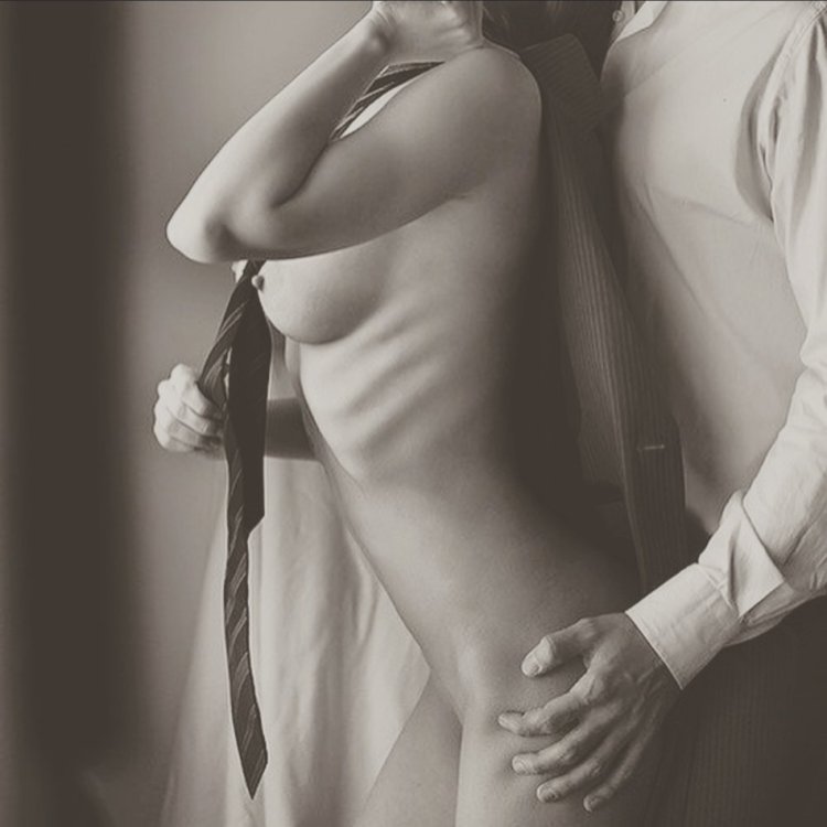 Эротическая фотосессия пары