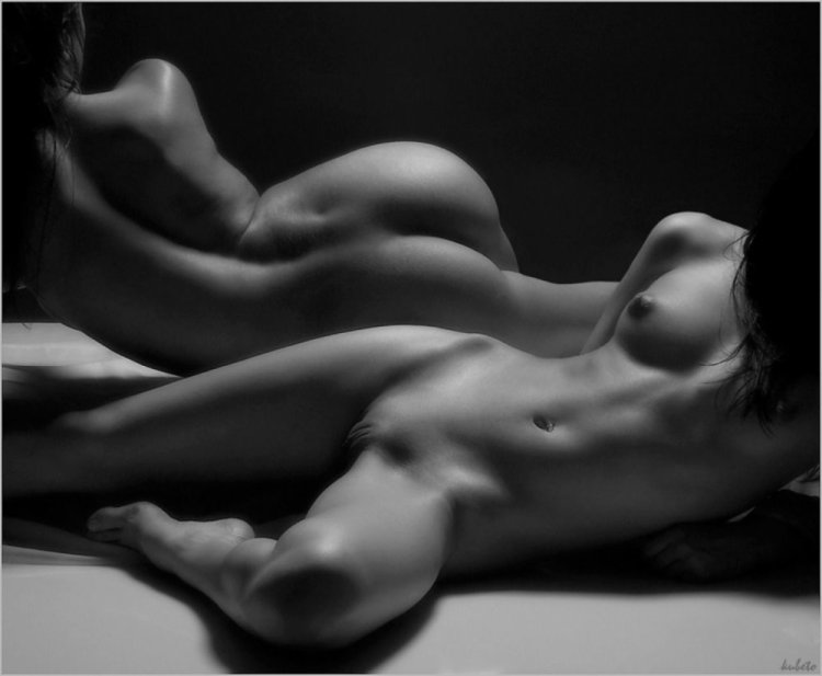 Красивые голые тела мужчины и женщины