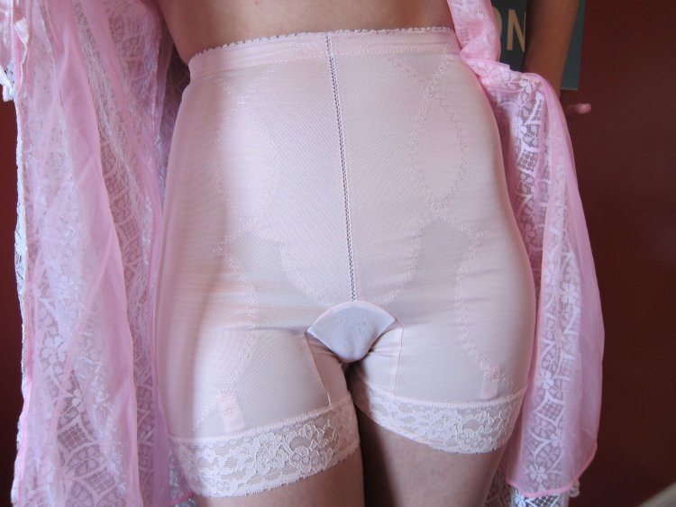 Женские попки в панталонах