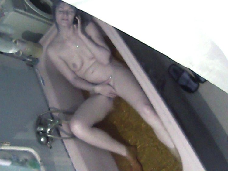 Голая в ванной скрытая камера