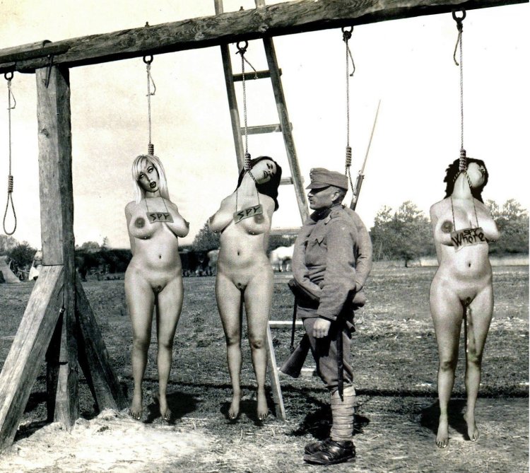 Эротическое повешение голых мужчин