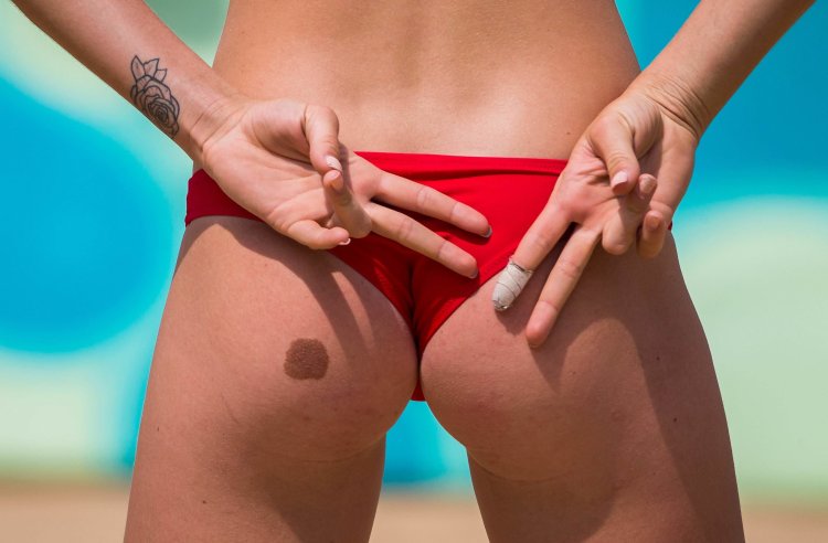 Пляжные волейболистки топлесс