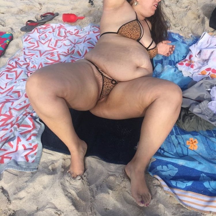 Голые толстухи в стрингах