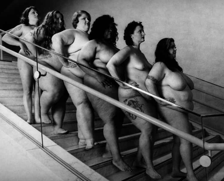 Немецкие солдаты издеваются