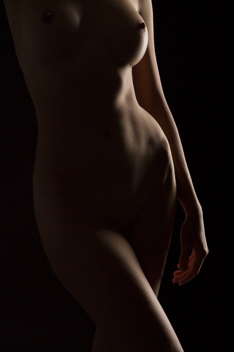 Голое женское тело в мурашках