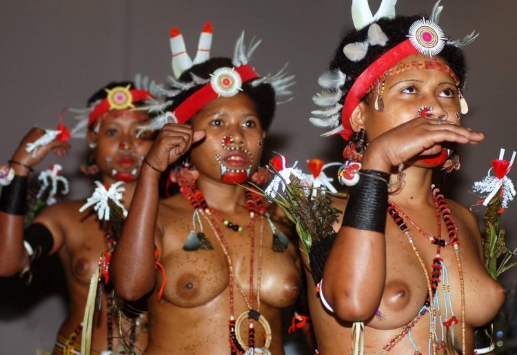 Много голых женщин на пляже