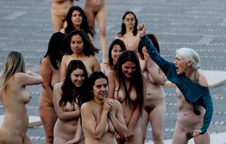 Очень много голых людей