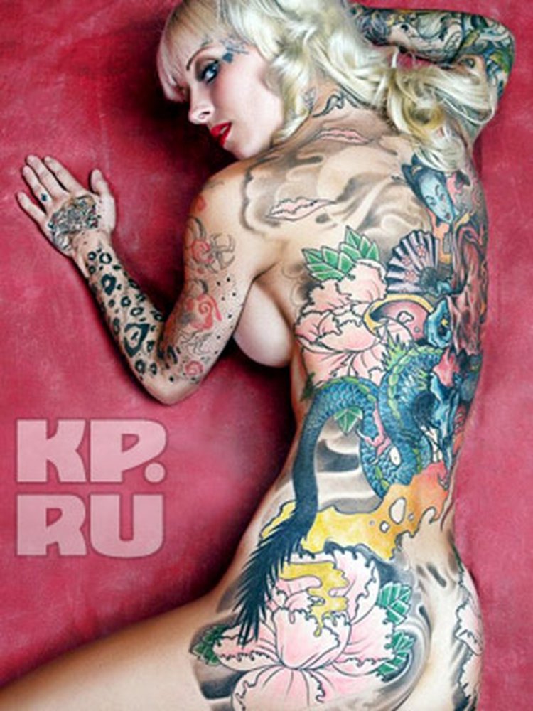 Голое татуированное тело