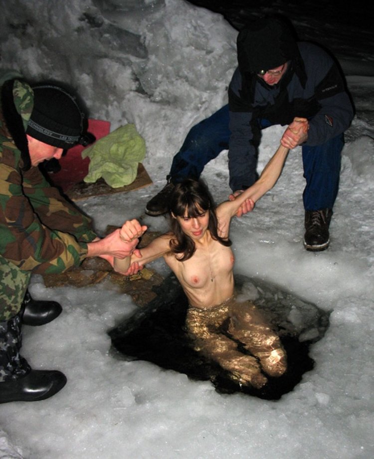 Крещение прорубь сиськи