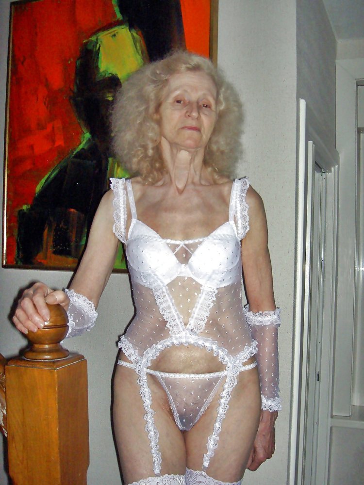 Пожилая жена в эротическом белье