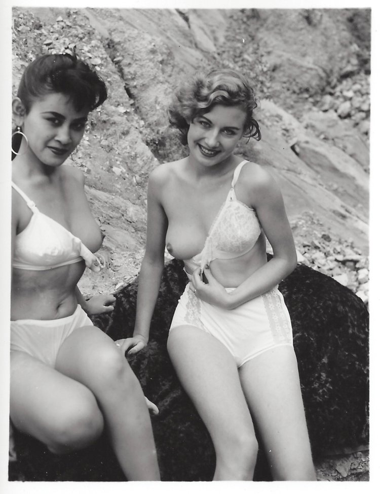 Голые женщины ретро и в купальниках