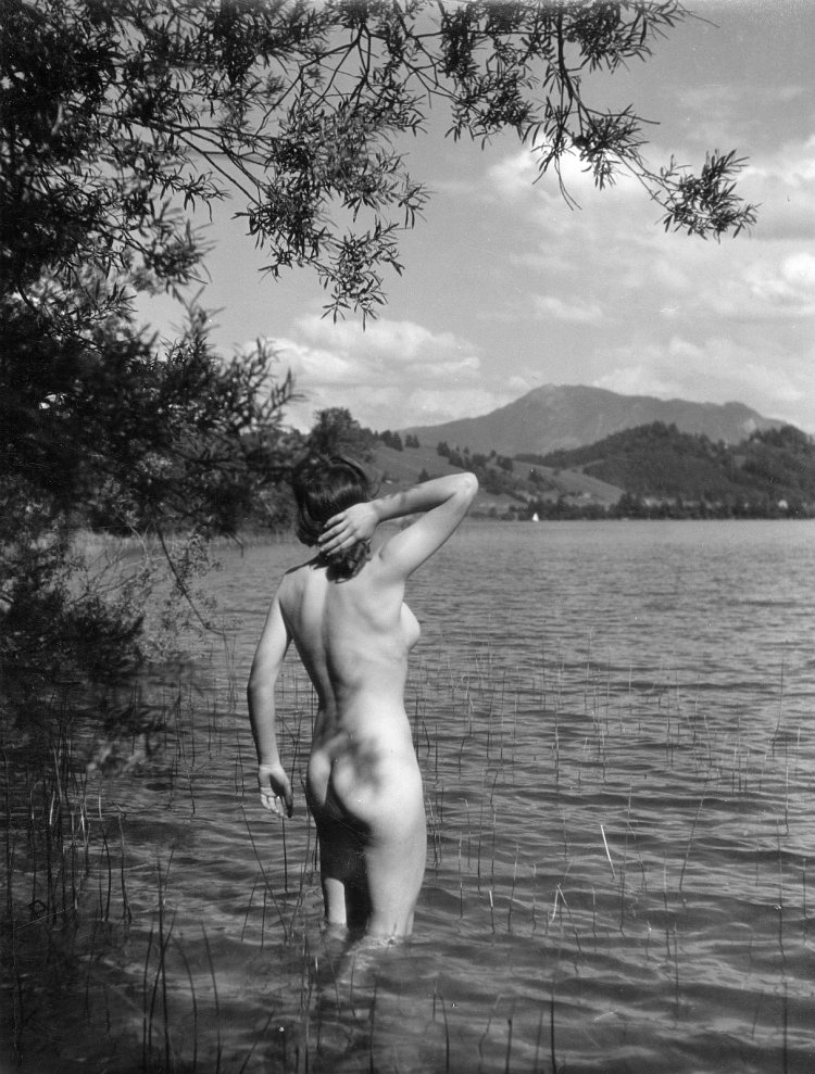 Голые купальщицы ретро