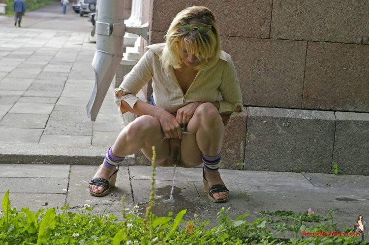 Девушка поссала на улице