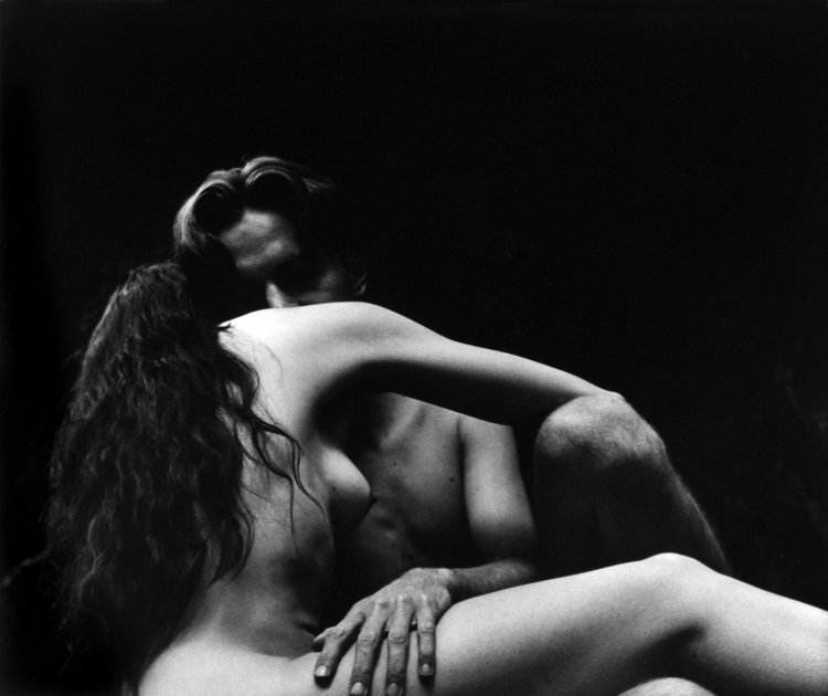 Мужчина и женщина голые в постели