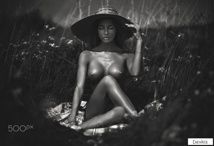 Голые грудастые фрау в шляпах