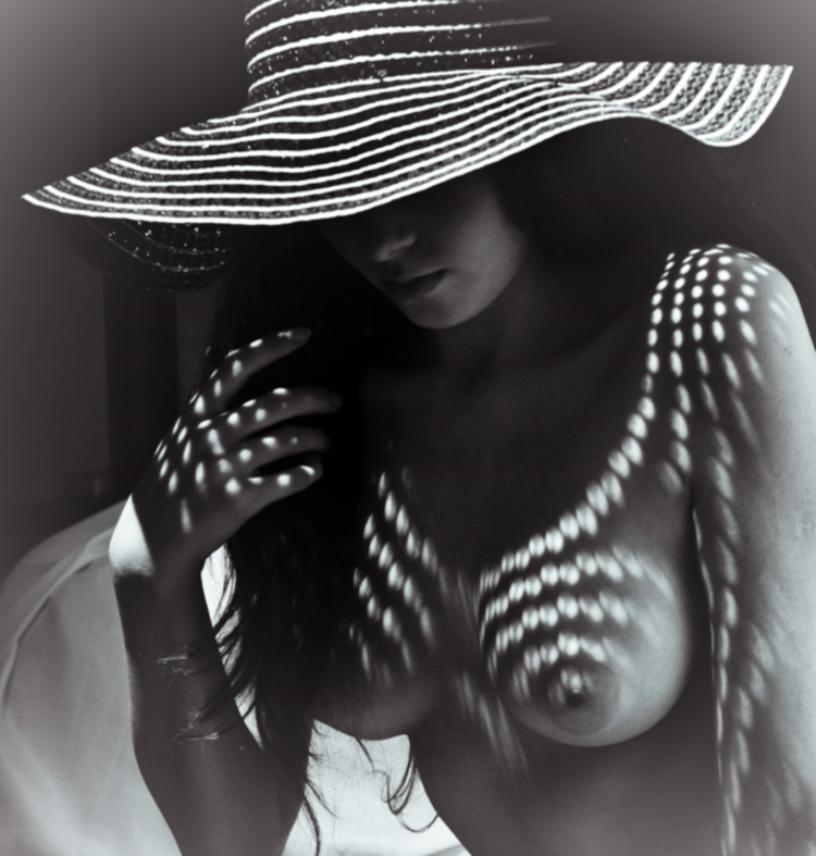 Художественное ню в шляпе