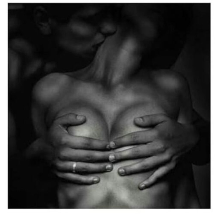 Мужчина целует спину женщины