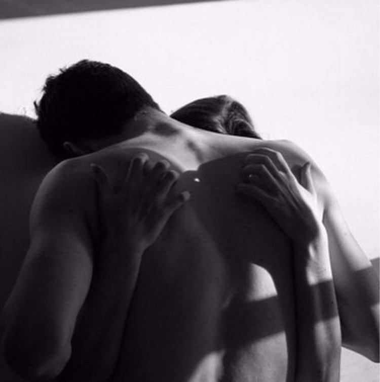 Красивые мужские руки на женском теле