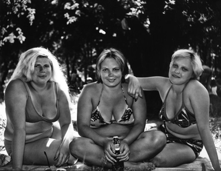 Голые женщины на пляже ретро