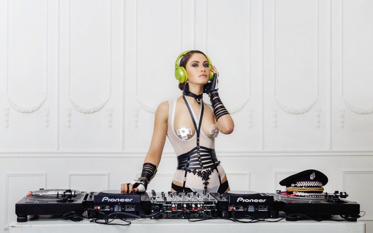 Девушки диджеи