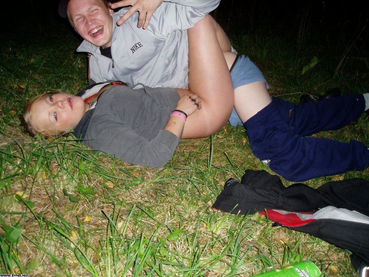 Пьяные телки на природе