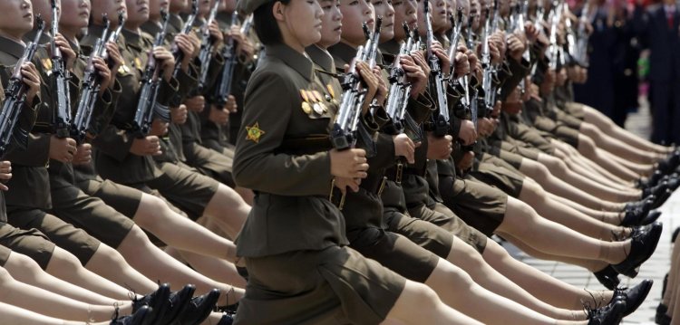 Девушки из Северной Кореи маршируют