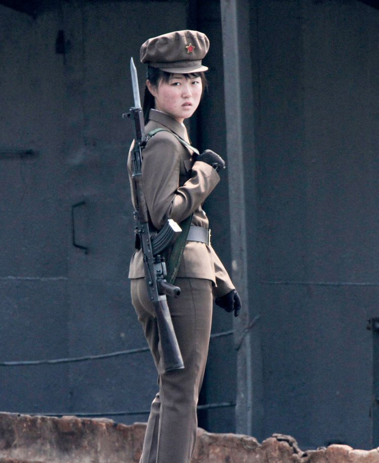 Парад Северной Кореи женщины маршируют