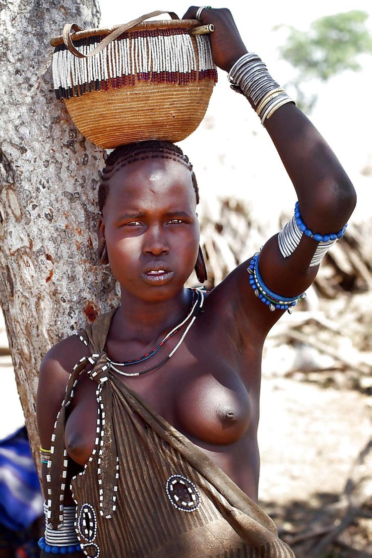 Голые женщины диких племен