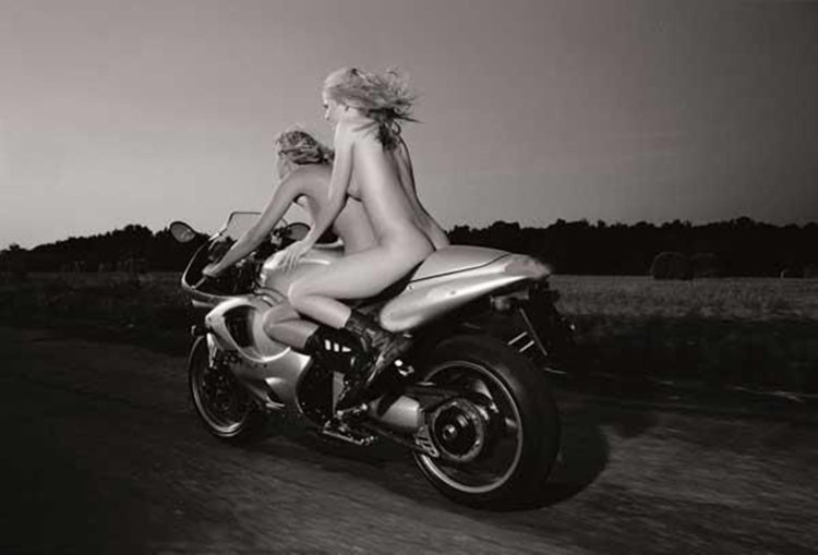 Фотосессия ню на мотоцикле