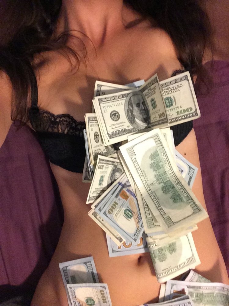 Грудь женская с деньгами