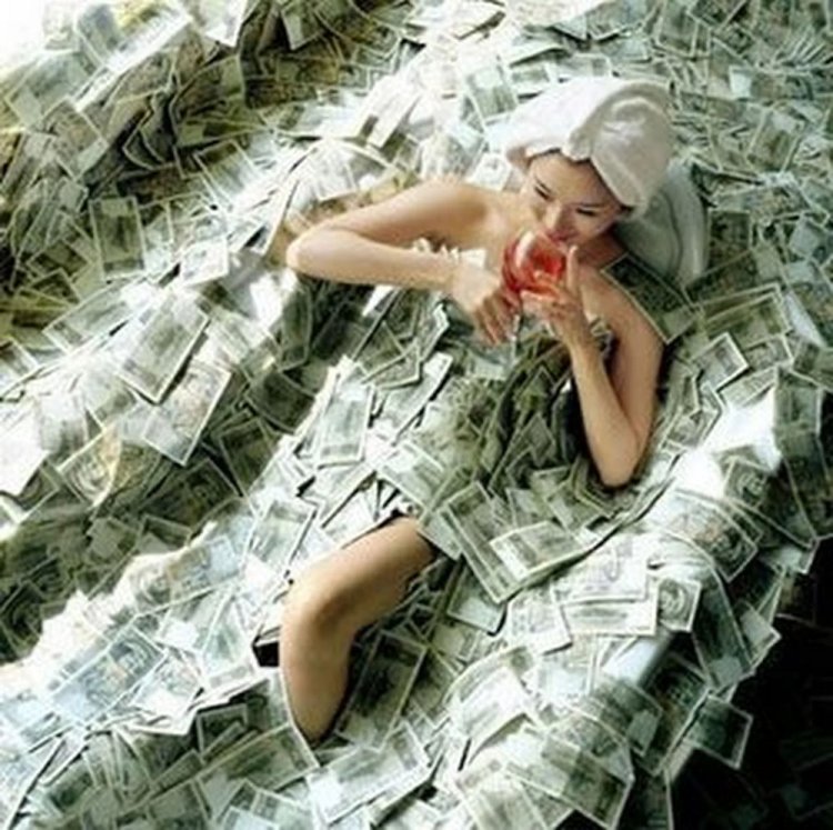 Девушка купается в деньгах