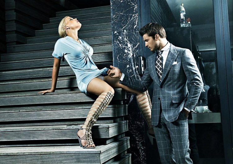 Девушка берет деньги