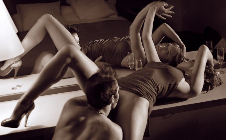 Красивый кунилингус на столе