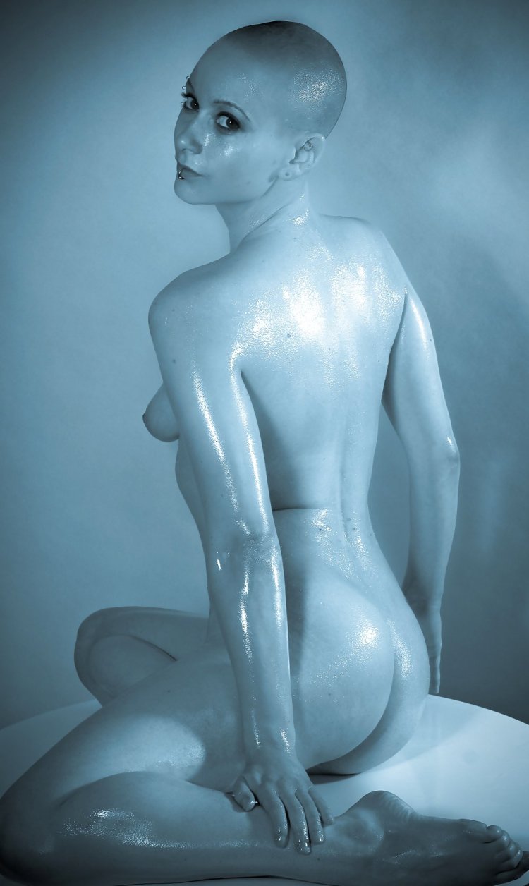 Лысая порнозвезда девушка