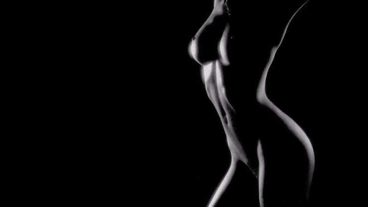 Голое женское тело в мурашках