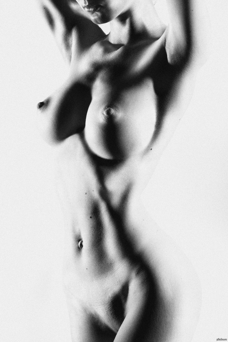 Ню на черном фоне