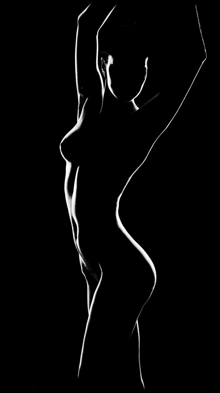 Силуэт голой женщины
