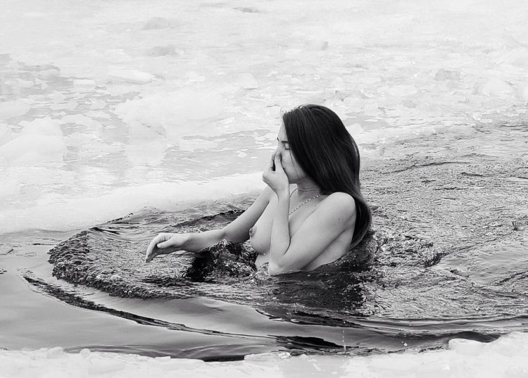 Девушки купаются в проруби