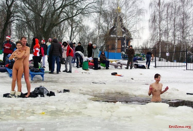 Голые бабы в проруби на крещение