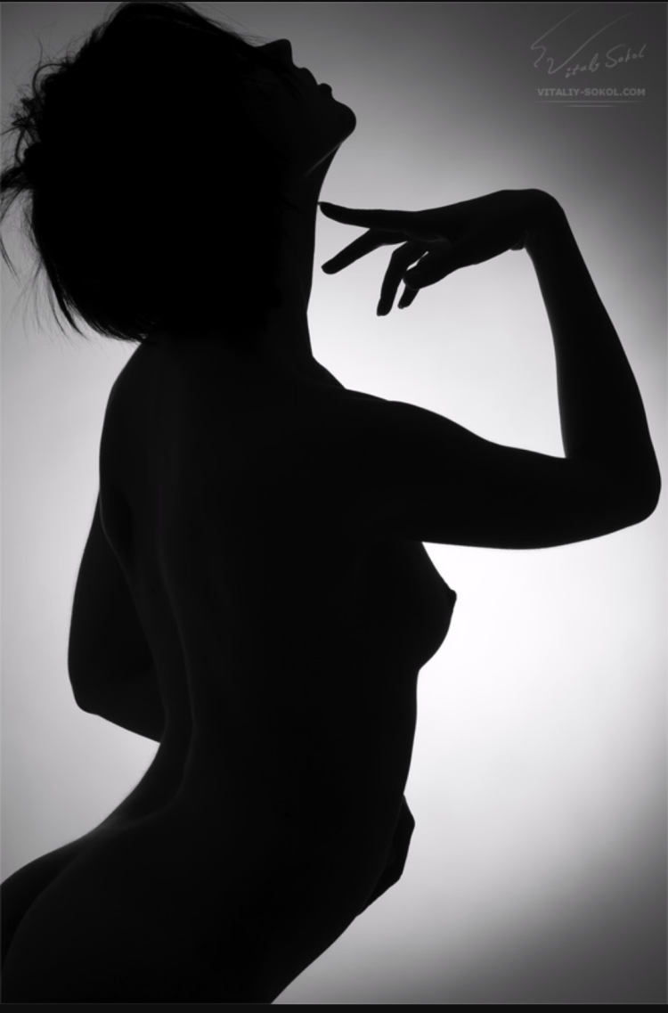 Ню на черном фоне