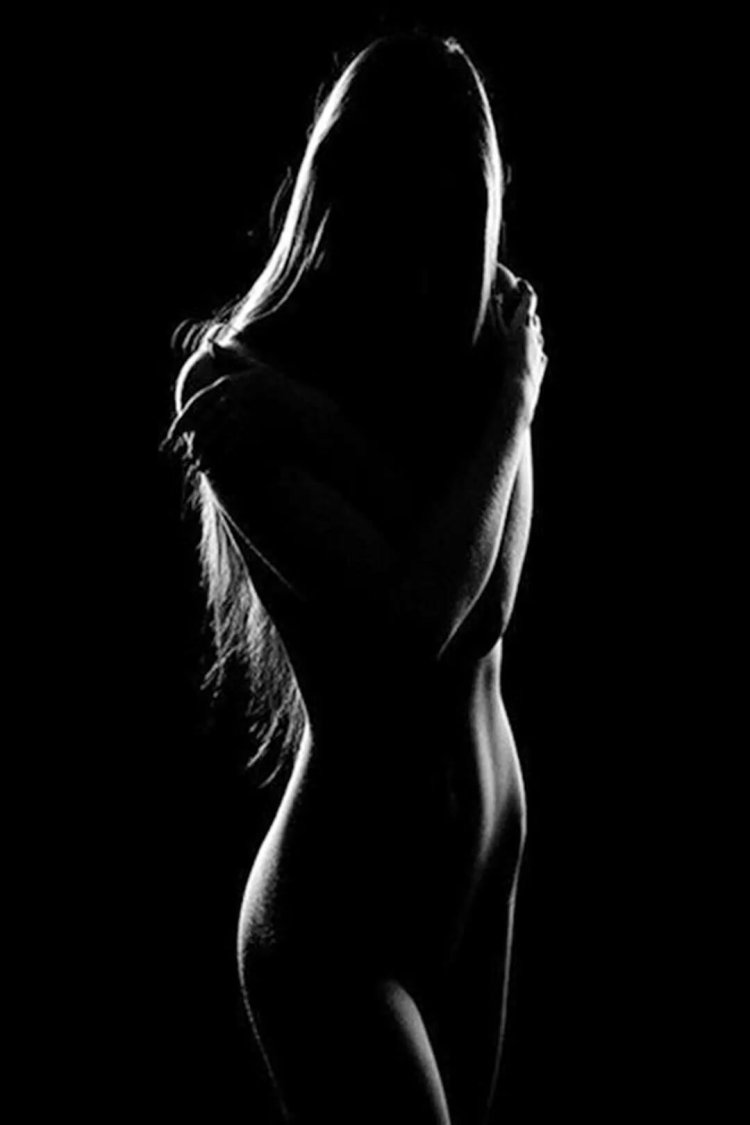 Женскоетело на череом фоне