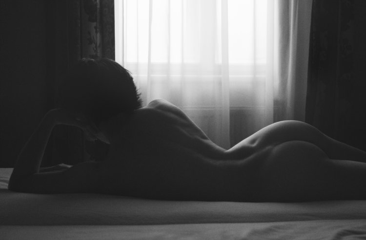 Ню в профиль