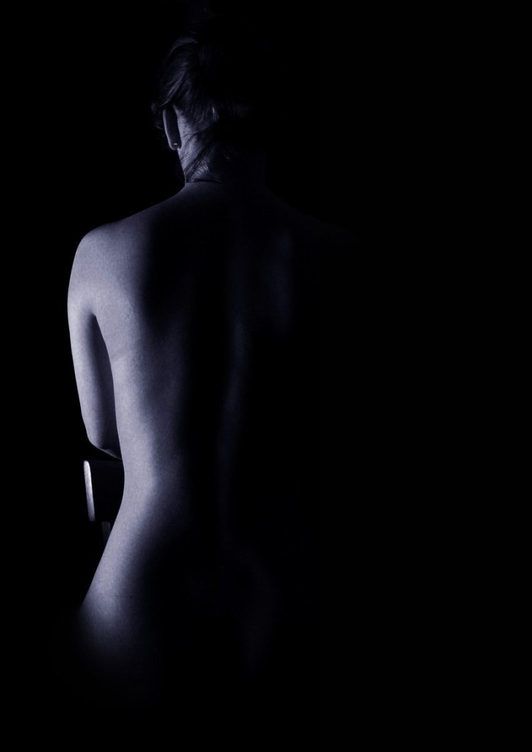 Женщина в полумраке