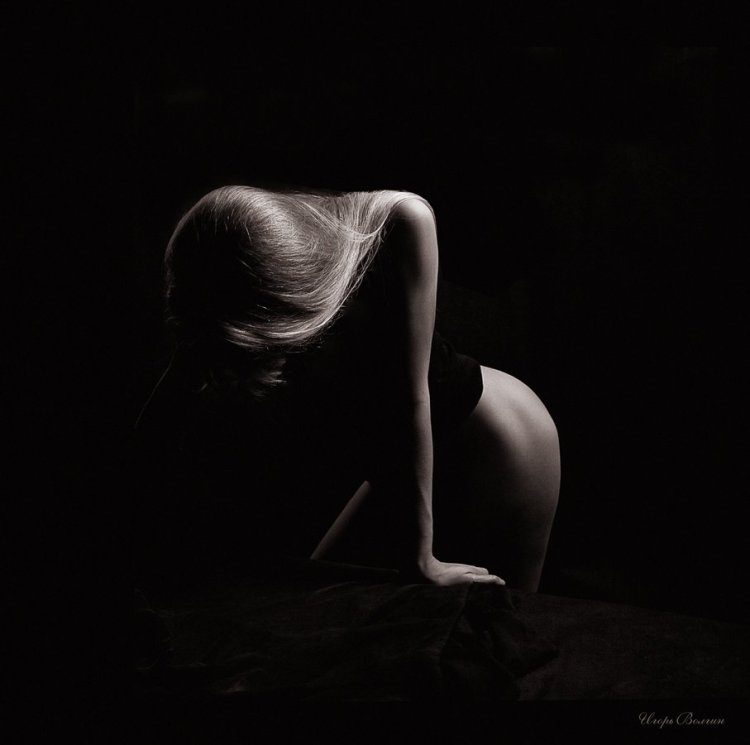 Ню на черном фоне