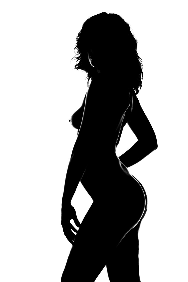 Женское тело на черном фоне