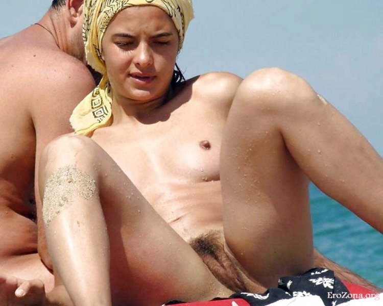 Роскошные голые женщины на пляже