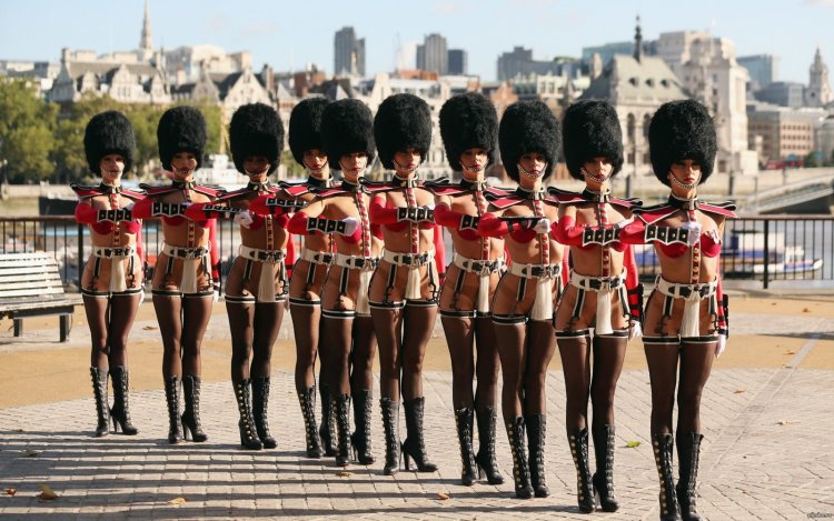 Голая баба за барабанами