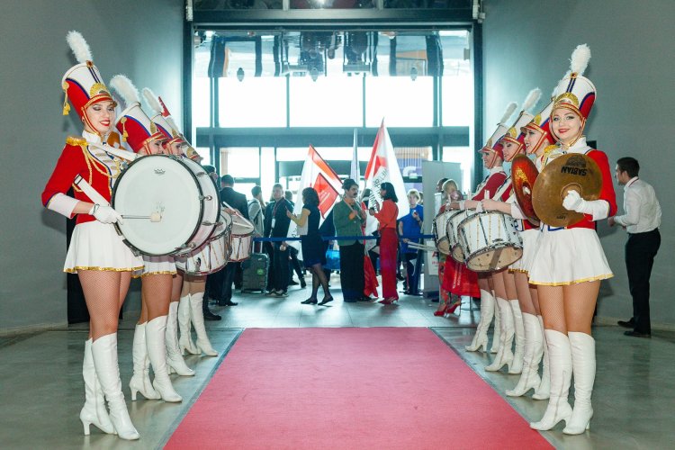 Девушки играют на барабанах ню