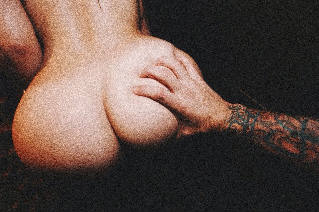 голые попы женщин трогают мужики фото 10