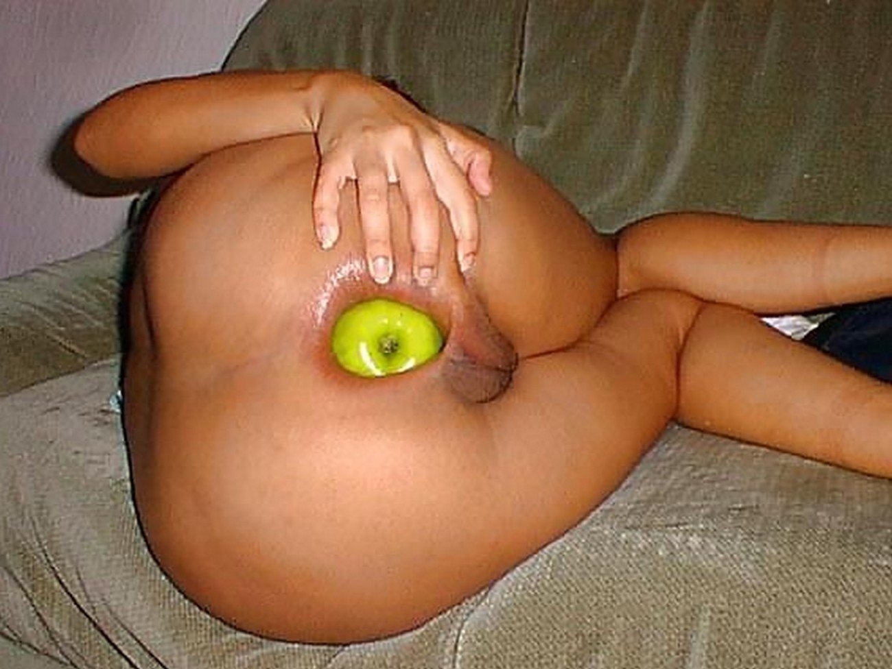 девушка в жопу засунула яблоко фото 3